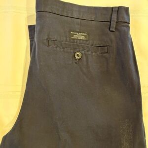 Banana Republic men’s chino pants, 32x32. Never worn. Dark navy.